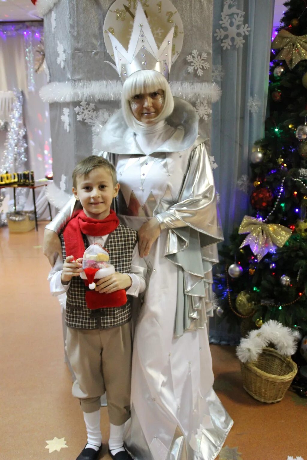 Новогодний бал снежной королевы. Утренник снежная королева вержаковой. Снежная королева в детском саду. Снежная королева на утреннике в детском саду. Снежная королева на утреннике в детском саду.