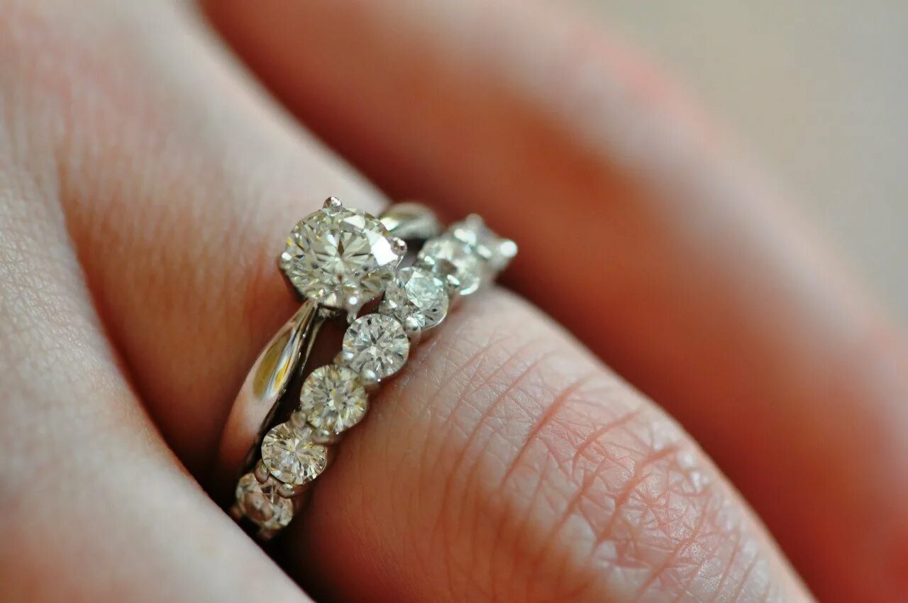 Красивое кольцо на палец. Красивые кольца. Помолвочное кольцо. Кольцо для Помолвки. Помолвочное кольцо необычное.