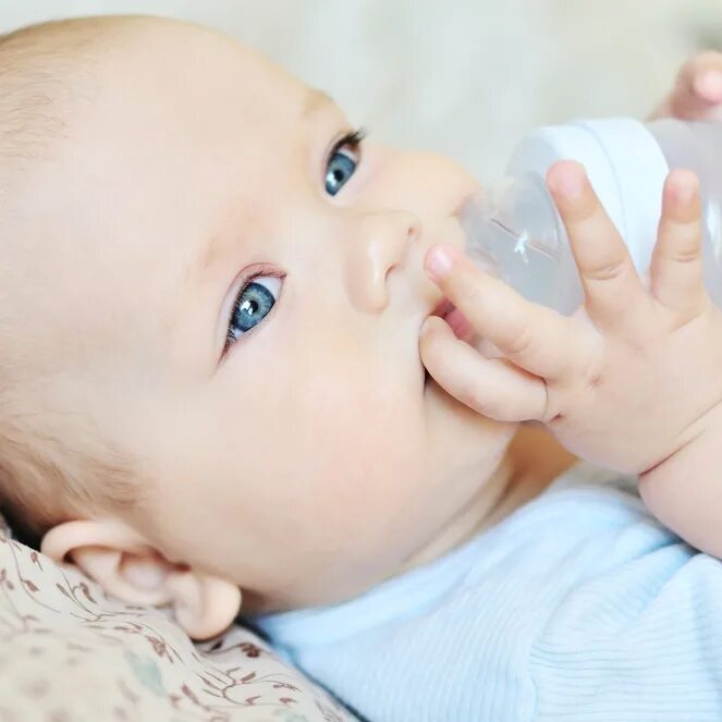 Вода для новорожденных. Питье для новорожденного ребенка. Малыш пьет воду. Детский вода для новорожденных. Вода для новорожденных отзывы