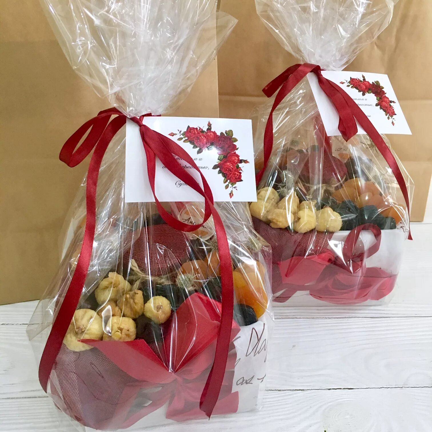 Подарок в коробке. Коробочки с подарками на новый год. Подарочный набор из сухофруктов. Орехи подарок на новый год как упаковать. Подарочный набор на новый год учителю.