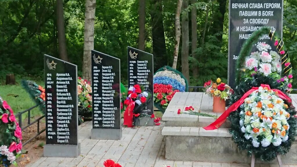 Захоронения псковской области. Воинское захоронение Псков. Новоржев мемориальное воинское захоронение. Военное кладбище в Пскове. Славковичи Порховский район Псковская область.