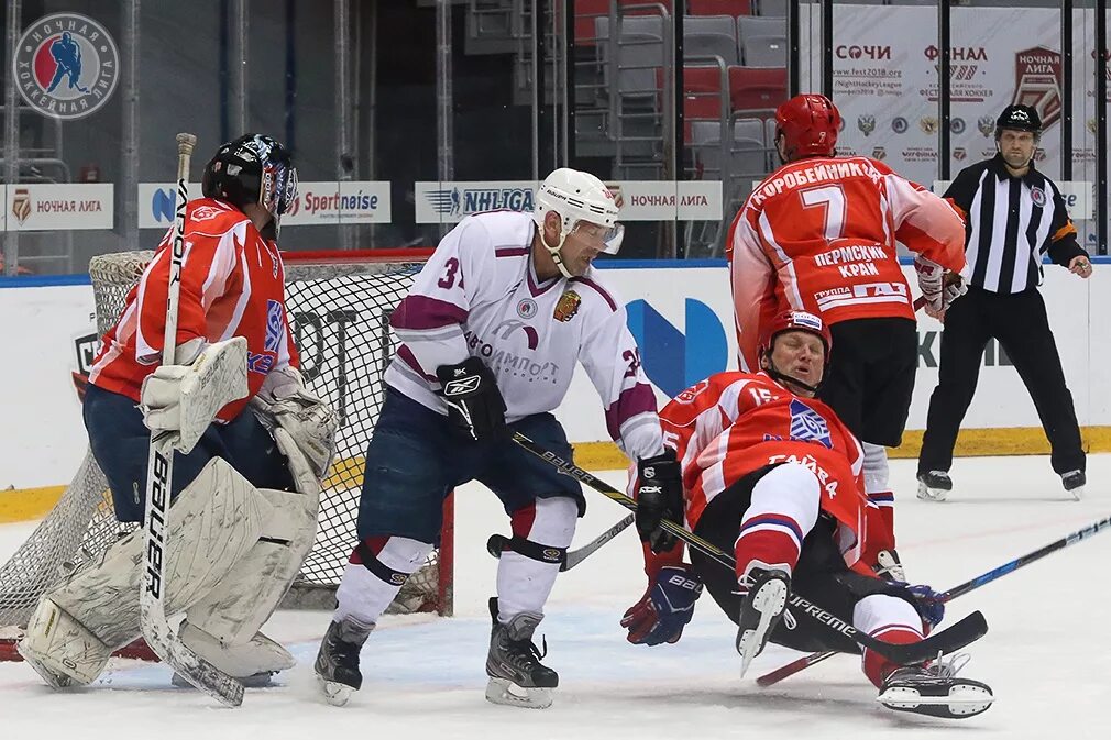 Ночная хоккейная лига пермь 50+. Пермская ночная лига. Пермская ночная лига. Ночная хоккейная лига пермь. Ночная хоккейная лига пермь.