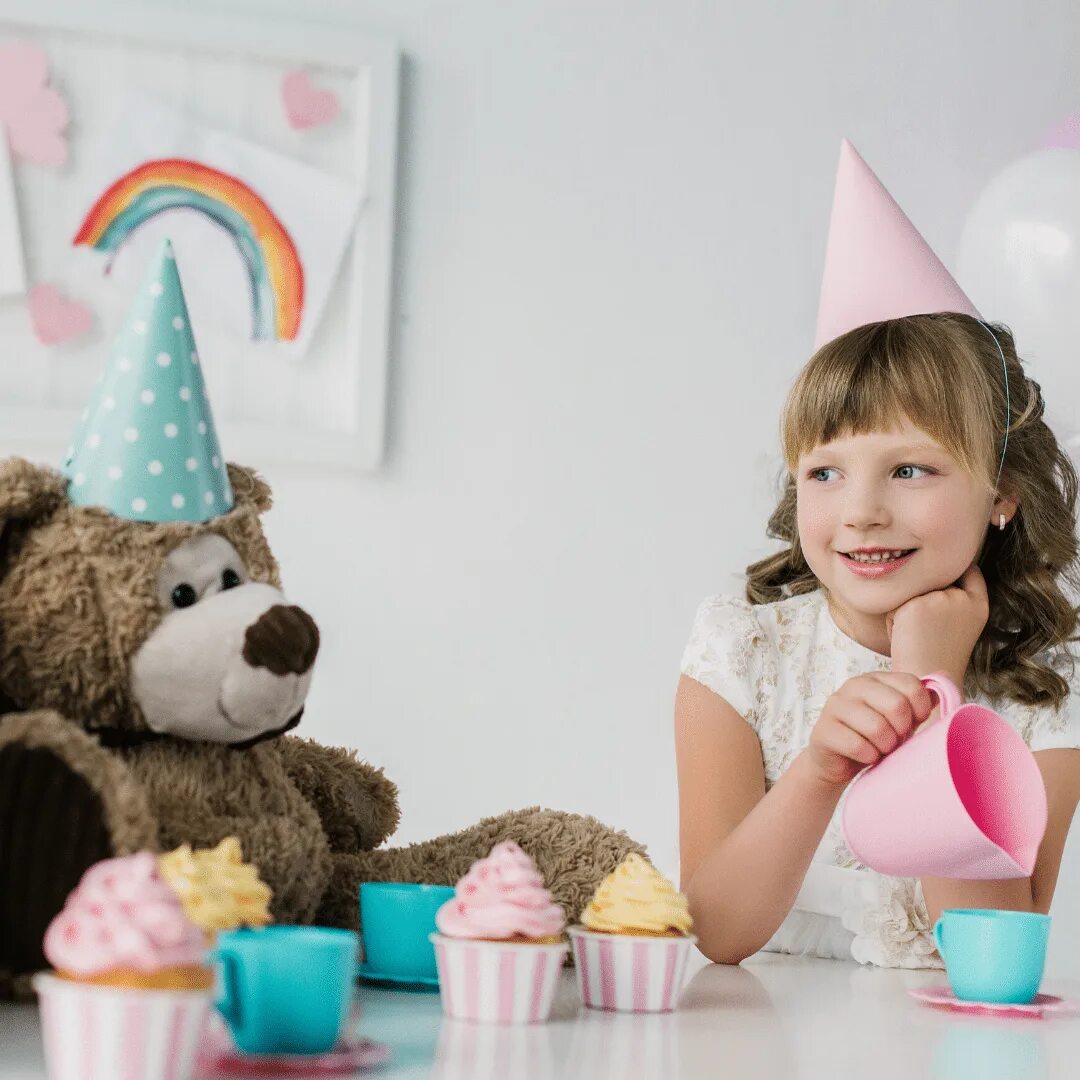 Девочки играют. Игрушки для детей. Девочка игрушки чаепитие. Девушка с младенцем сидит на полу. Кара уиллебек.