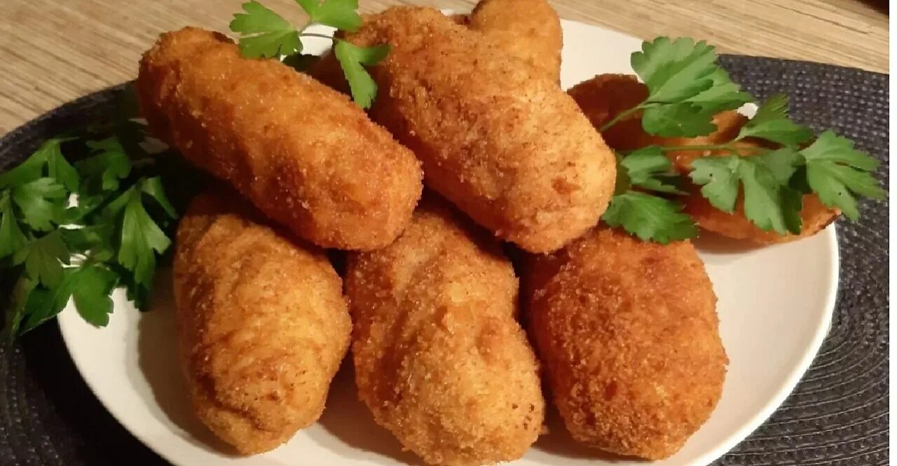 Фарш в сухарях. Панировка для котлет по киевски. котлеты в панировке. куриные котлеты в сухарях. картофельные палочки в панировке.