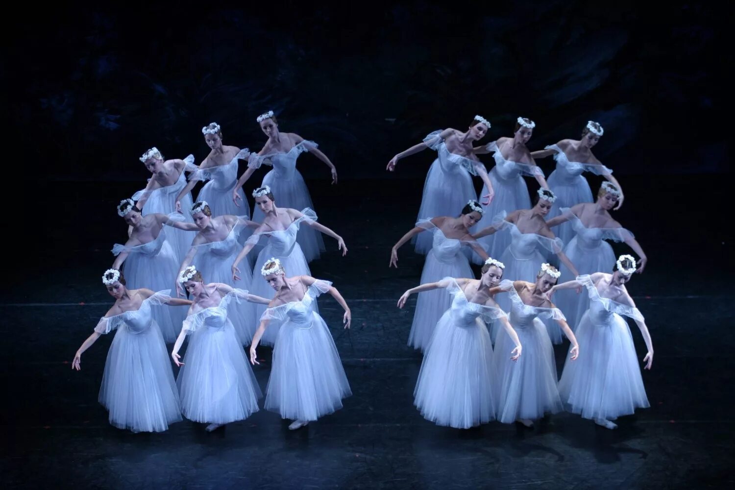 Театр кордебалет. Виллисы в балете жизель. Театр кордебалет. Кордебалет в балете. Балет премьер.