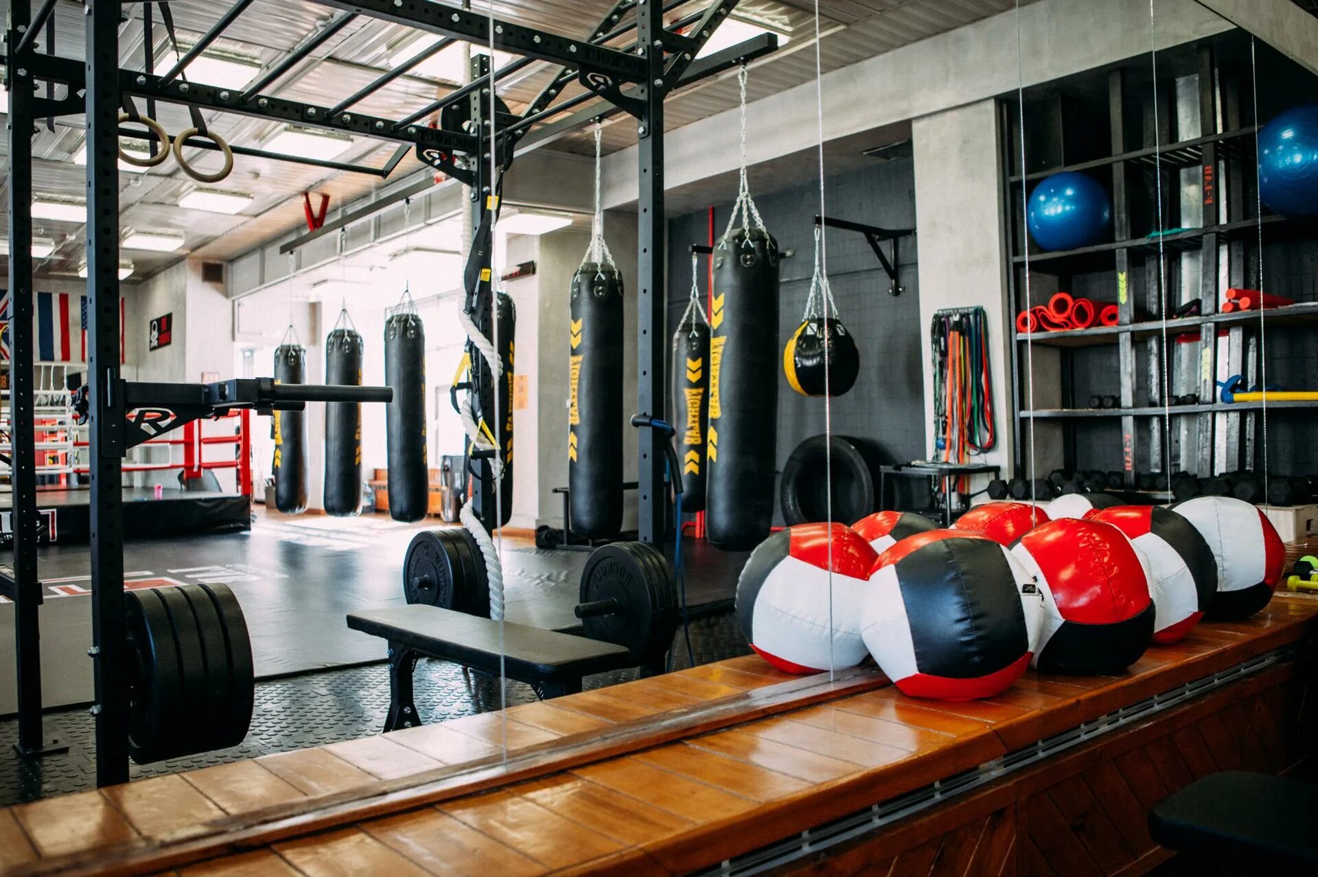 Боксерская стойка "boxing stand". Клуб единоборств. Спортзал с грушей. Студия единоборств. Undefeated boxing gym сокол.