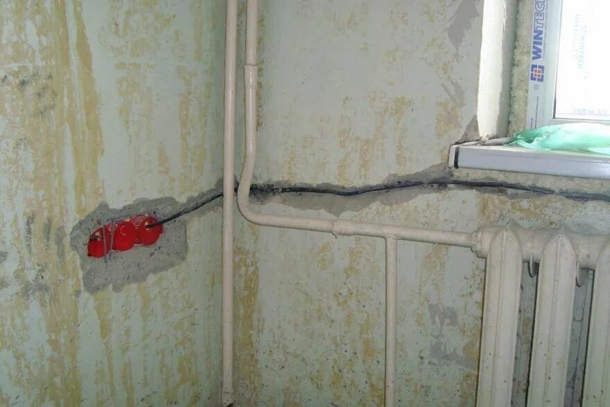 Штробление стены под кабель канал. Штробление стен под кабель для розеток. Штроба в стене для кабелей. Прокладка проводов на лоджии.