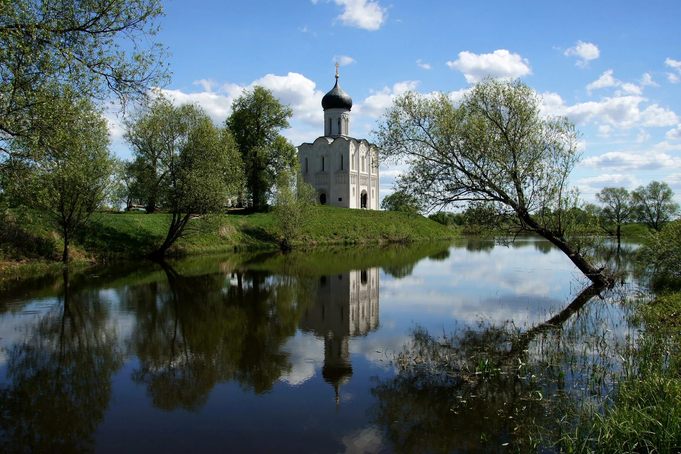 Храм Покрова на Нерли. Храм на реке Нерли. Храм Покрова на Нерли природа. Церковь на озере Нерль.