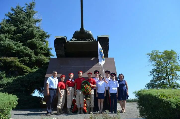 Поселок матвеев курган ростовская область. Пгт Матвеев Курган Ростовской области. Поселок Матвеев Курган Ростовской области. Памятник танк Матвеев Курган. Памятники в Матвеев Кургане Ростовской области.