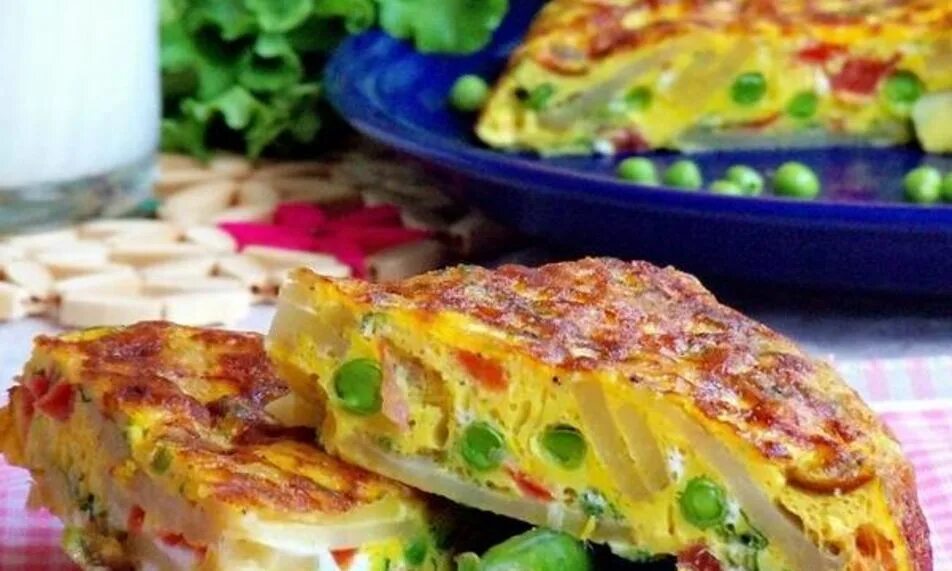 Тортилья сыр колбаса помидор. Испанская кухня картофельная тортилья. испанский омлет тортилья. испанская тортилья с картошкой. фриттата с сыром и ветчиной.