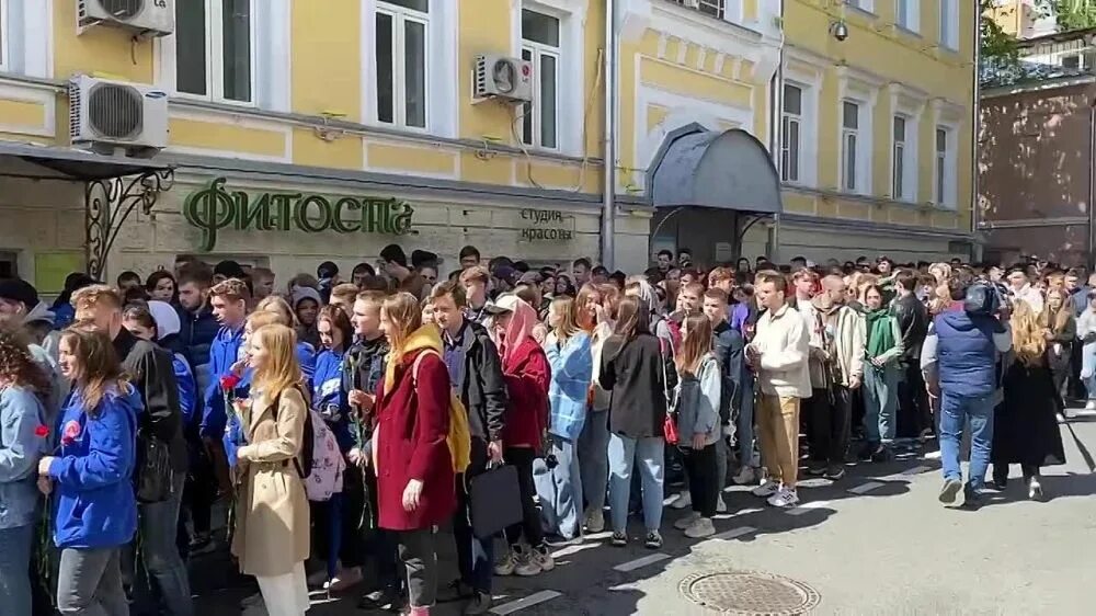 Посольство Латвии. Жители Москвы. Москва люди. Флешмоб у российского посольства в Латвии.