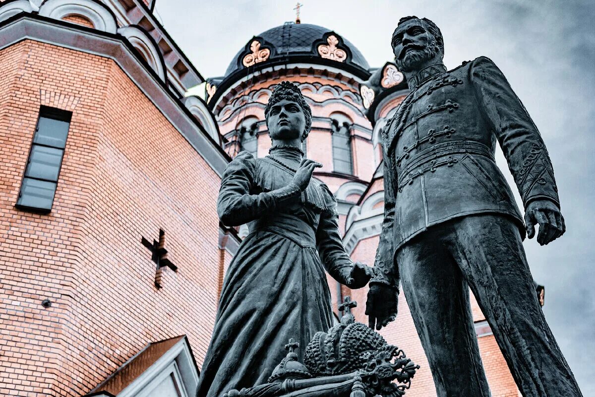 Памятник николаю и александре в спб. Памятник николаю 2 в петербурге. Памятник николаю ii и александре федоровне. Памятник николаю ii и александре федоровне. Памятник николаю и александре на обводном.