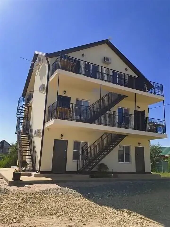 Family spa resort голубицкая. Голубицкая кавказ гостиница. Отель премьер станица голубицкая. Улица в частном секторе с цветами. Семь морей голубицкая.