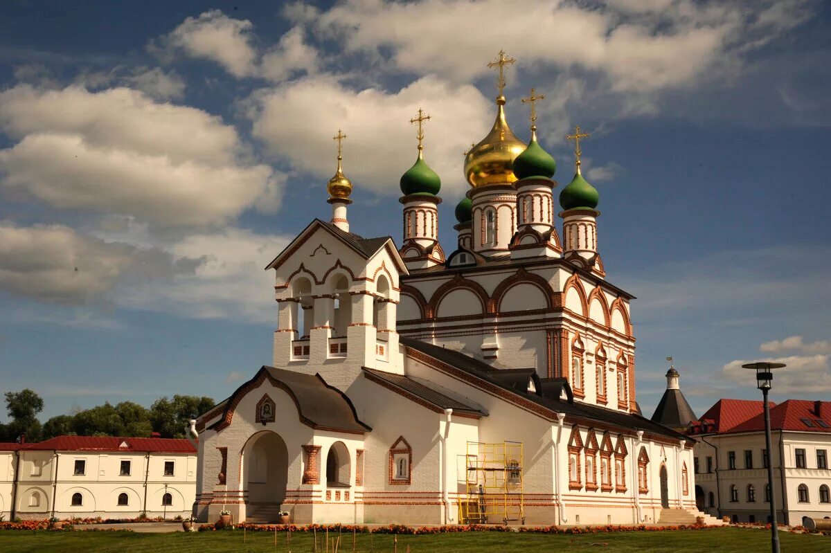 Варни це. Троице-Сергиев Варницкий монастырь. Свято Троицкий Варницкий монастырь Ростов. Ростов Великий монастырь Сергия Радонежского. Троице Сергиев Варницкий монастырь в Ростове Великом.