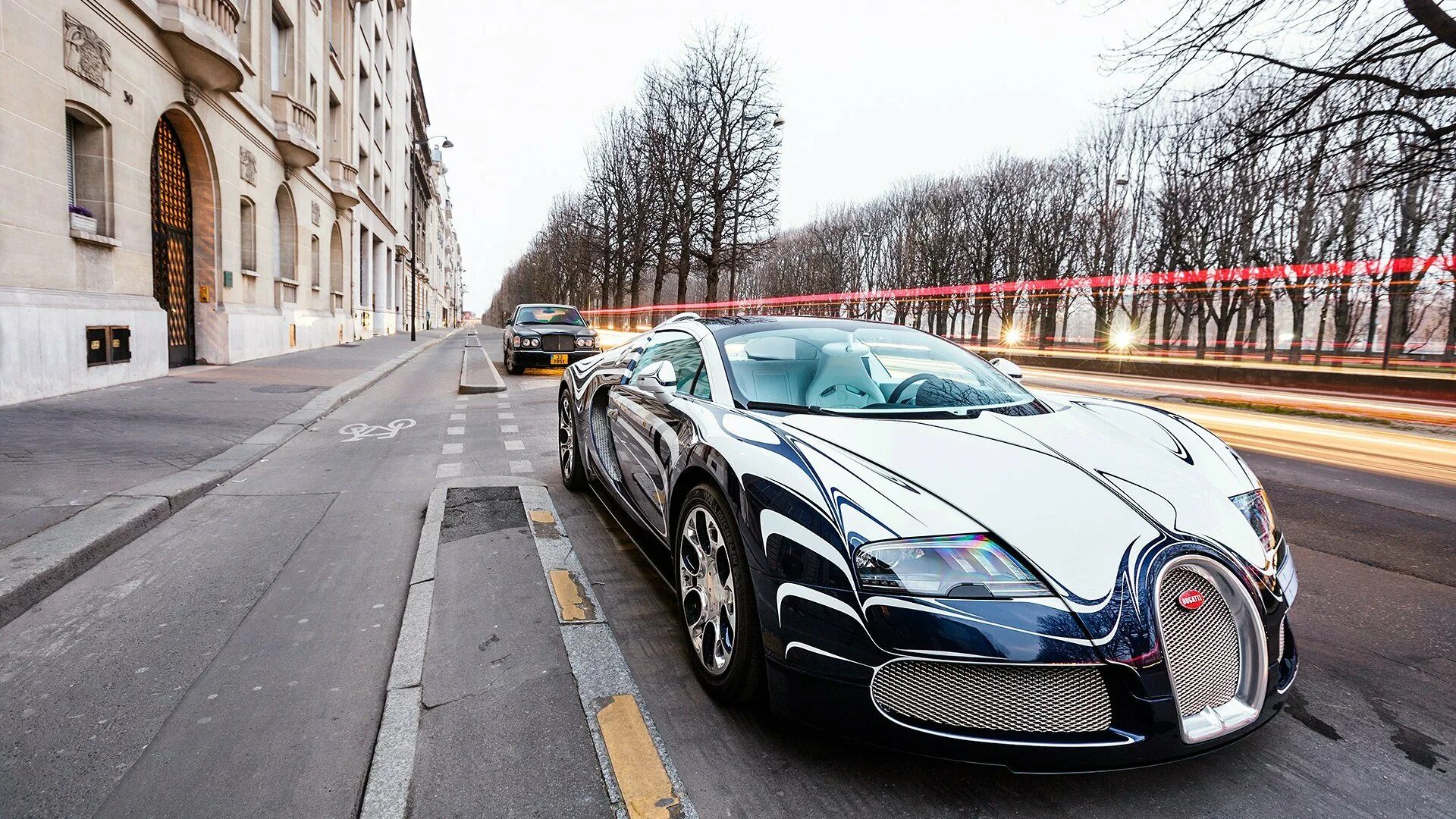 Bugatti new jersey. Гиперкар Бугатти Вейрон. Бугатти Вейрон новая. Бугатти Вейрон Москва 2013. Бугатти Вейрон в Москве.