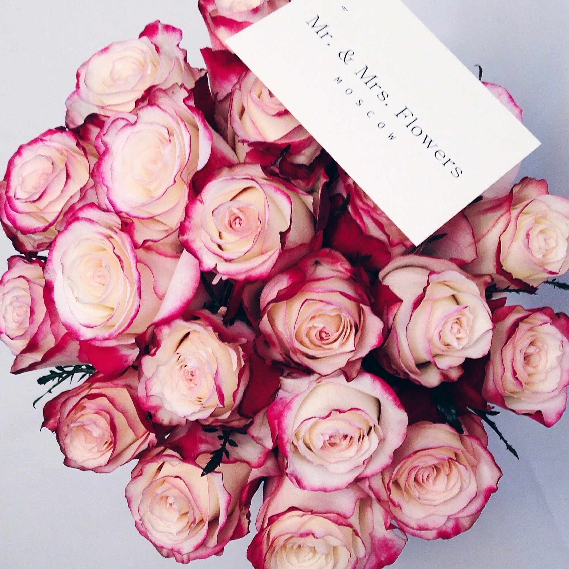 С днем рождения инстаграмм. Розы в коробке. Букеты с пионовидными розами на день рождения. Букет с пионовидной розой в коробке.