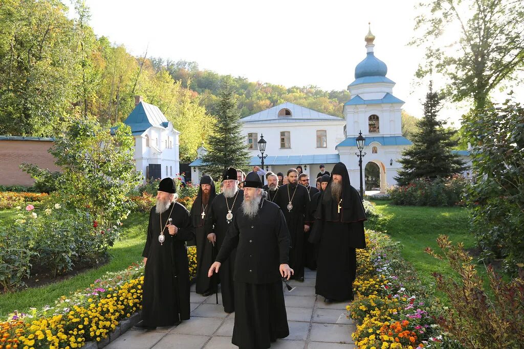 Храм киево печерских отцов в черемушках расписание. Святогорская Лавра скит Антония и Феодосия. Святогорская Лавра храм Антония Феодосия. Святогорская Лавра монахи. Скит Антония и Феодосия Киево Печерских.