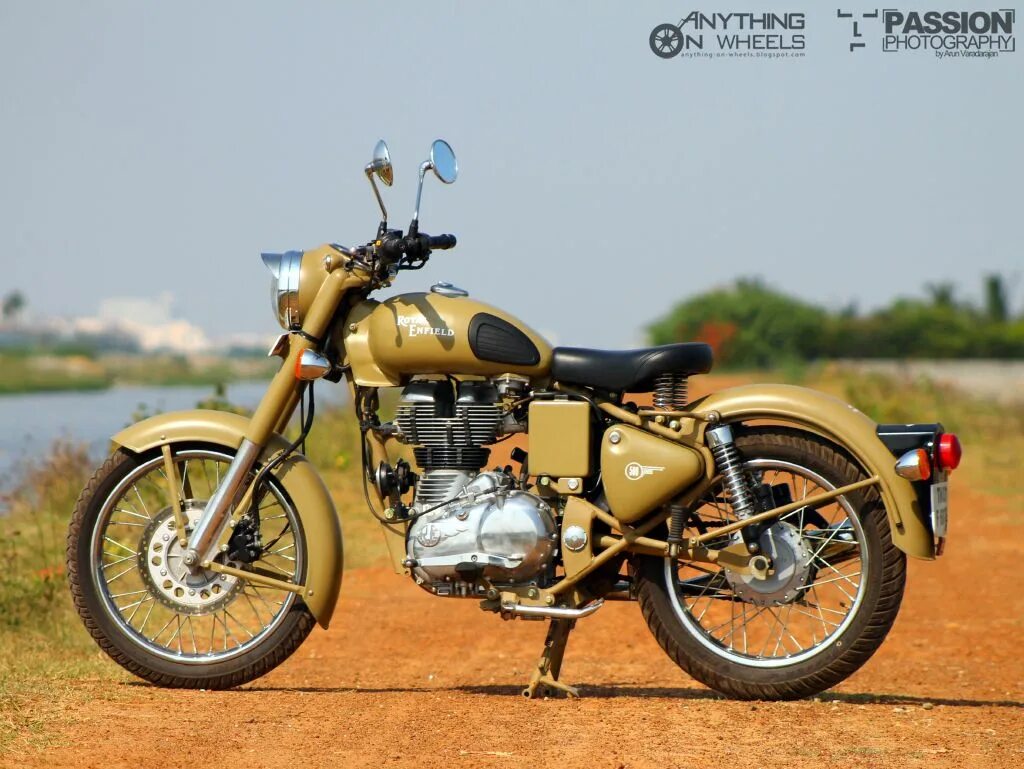 Мотоцикл роял энфилд купить. Royal Enfield Desert Storm 500. Роял Энфилд мотоцикл 2023. Royal Enfield Classic 500 Desert. Royal Enfield Bike.