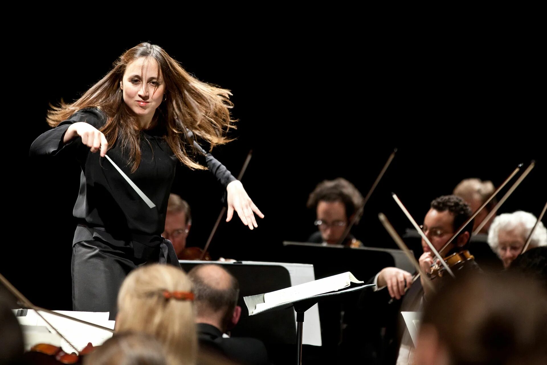 Orchestra conductor. Алондра де ла Парра дирижер. Джоанна Мальвиц дирижер. Лиотта дирижер.