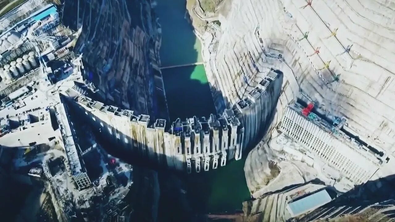 Видео как строили плотины. Дамба в китае. прорыв дамбы в китае 2025. стройка плотины. стройка в китае.