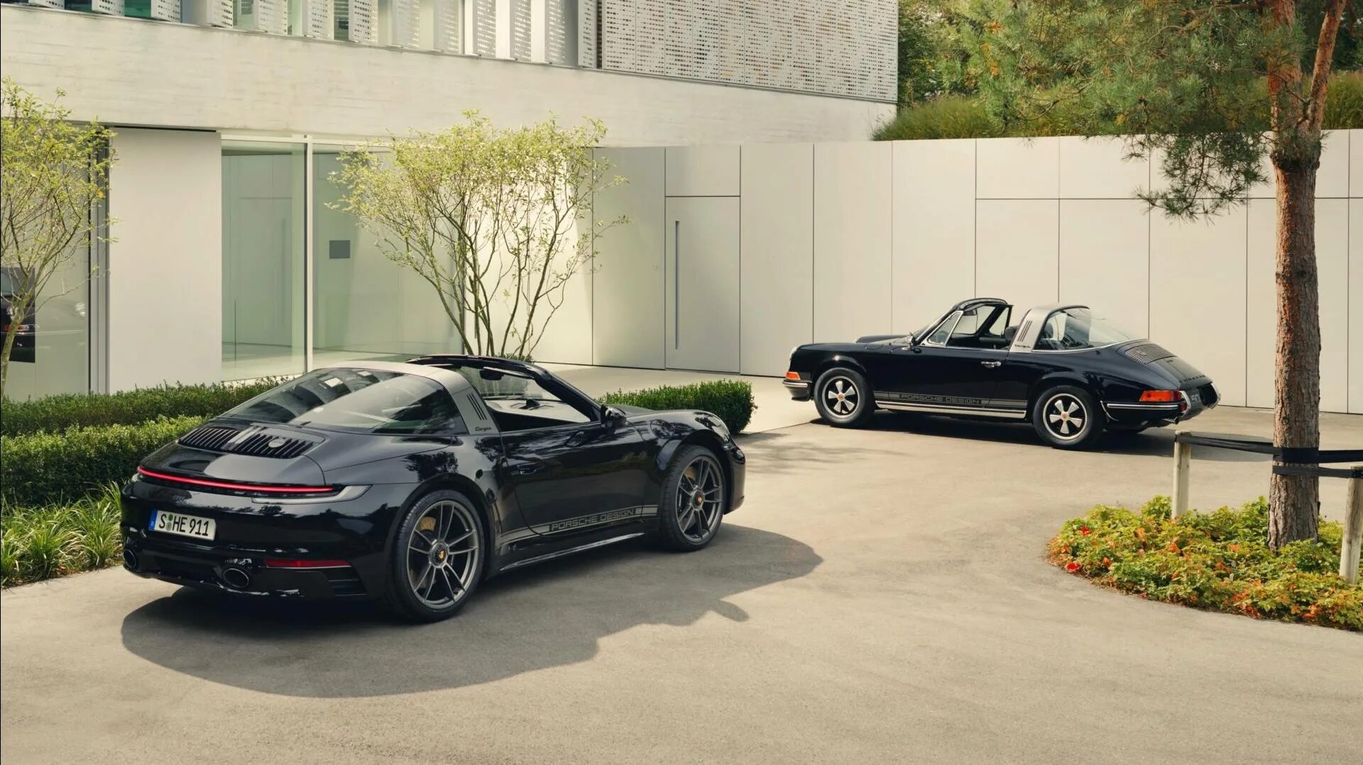 Porsche 911 50 years edition. Дизайн магазина мужской одежды. Порше интерьер. Porsche design интерьер. Порше 911 2022.