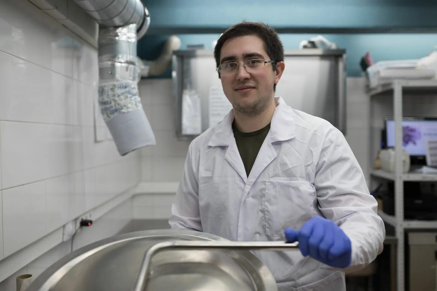 Помывка фасадов питер. Когда моют фасады дома на тверской улице в москве. Питер мойка весной. Мойка улиц в петербурге. Когда моют фасады дома на тверской улице в москве.