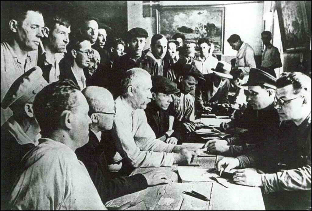 Военкомат записаться добровольцем. Военкоматы 22 июня 1941. 22 июня 1941 добровольцы. добровольцы июнь 1941 года. очередь в военкомат 1941 год.