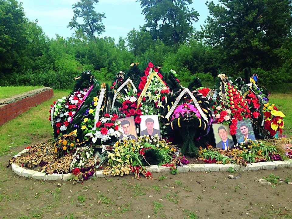 Похоронили в братскую могилу. Славянск Братская могила. Славянские могилы. Братские могилы на Донбассе. Братские могилы боевиков.