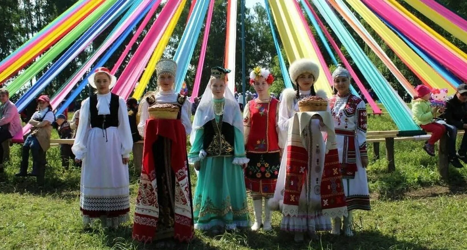 Когда будет день народа. Праздники Башкиров Сабантуй. Праздники Башкиров Сабантуй иллюстрации. Традиции башкир Башкортостана. Традиции народов Урала: Башкирский Сабантуй.