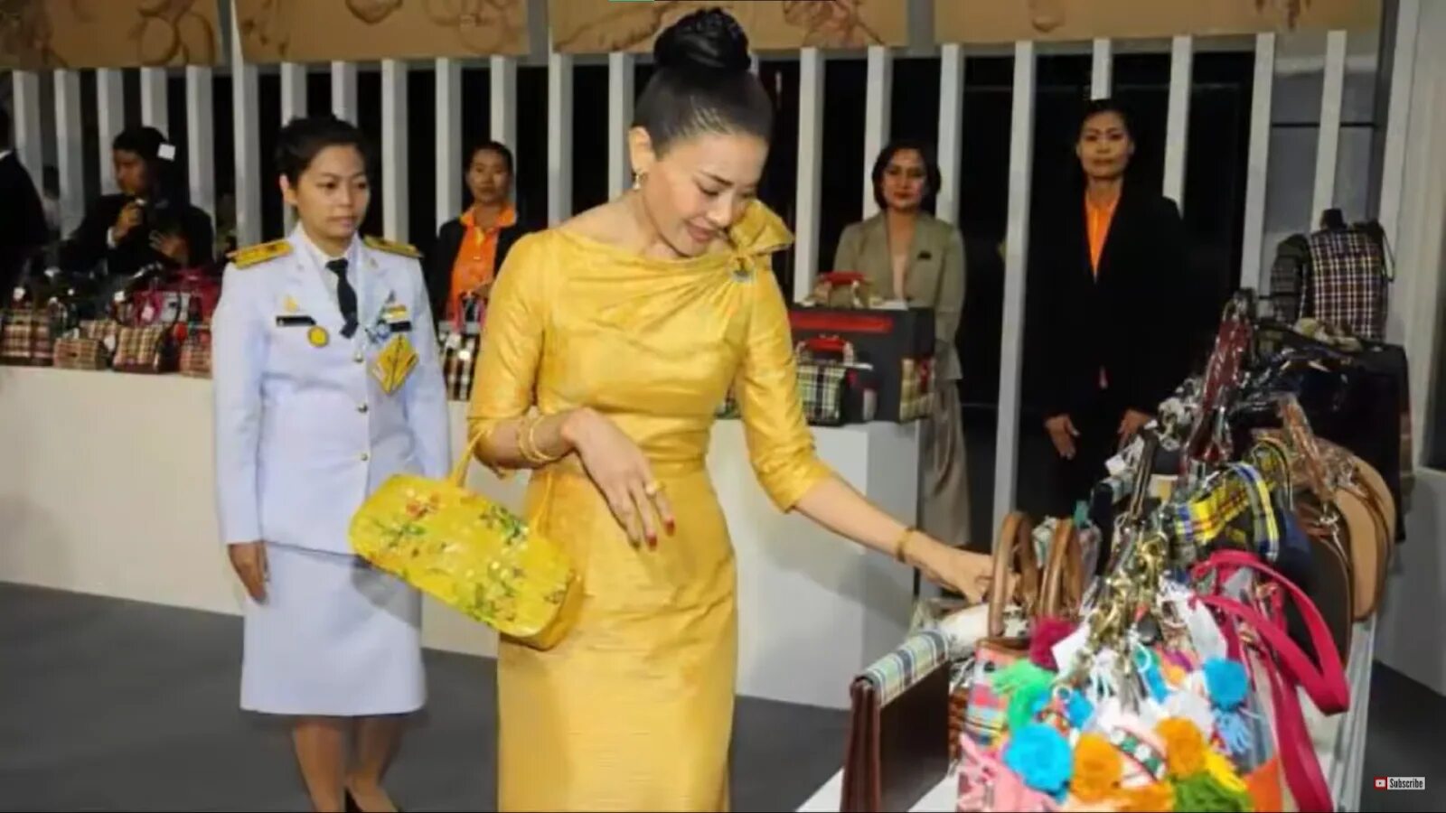 Жена посадила мужа в тюрьму. Королева Тайланда в обычной одежде. Королева Тайланда 2023. Жена короля Тайланда фото. Срирасми Сувади ест из тарелки.