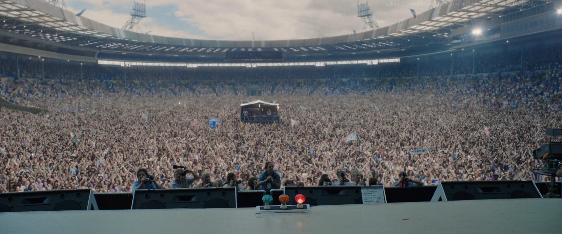 Богемская рапсодия концерт. Богемская рапсодия концерт Wembley. Богемская рапсодия Live Aid. Богемская рапсодия стадион. Bohemian Rhapsody концерт в Wembley Stadium.