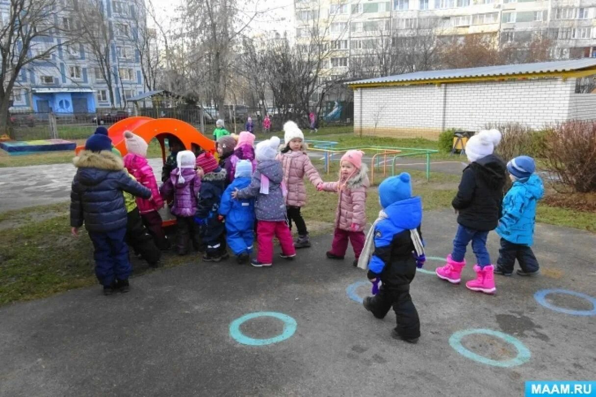 Прогулка днем в младшей группе. Игры на улице для младшей группы. фотоотчет младшей группе на прогулке. игры на прогулке во второй младшей группе. соревнования в младшей группе на улице.