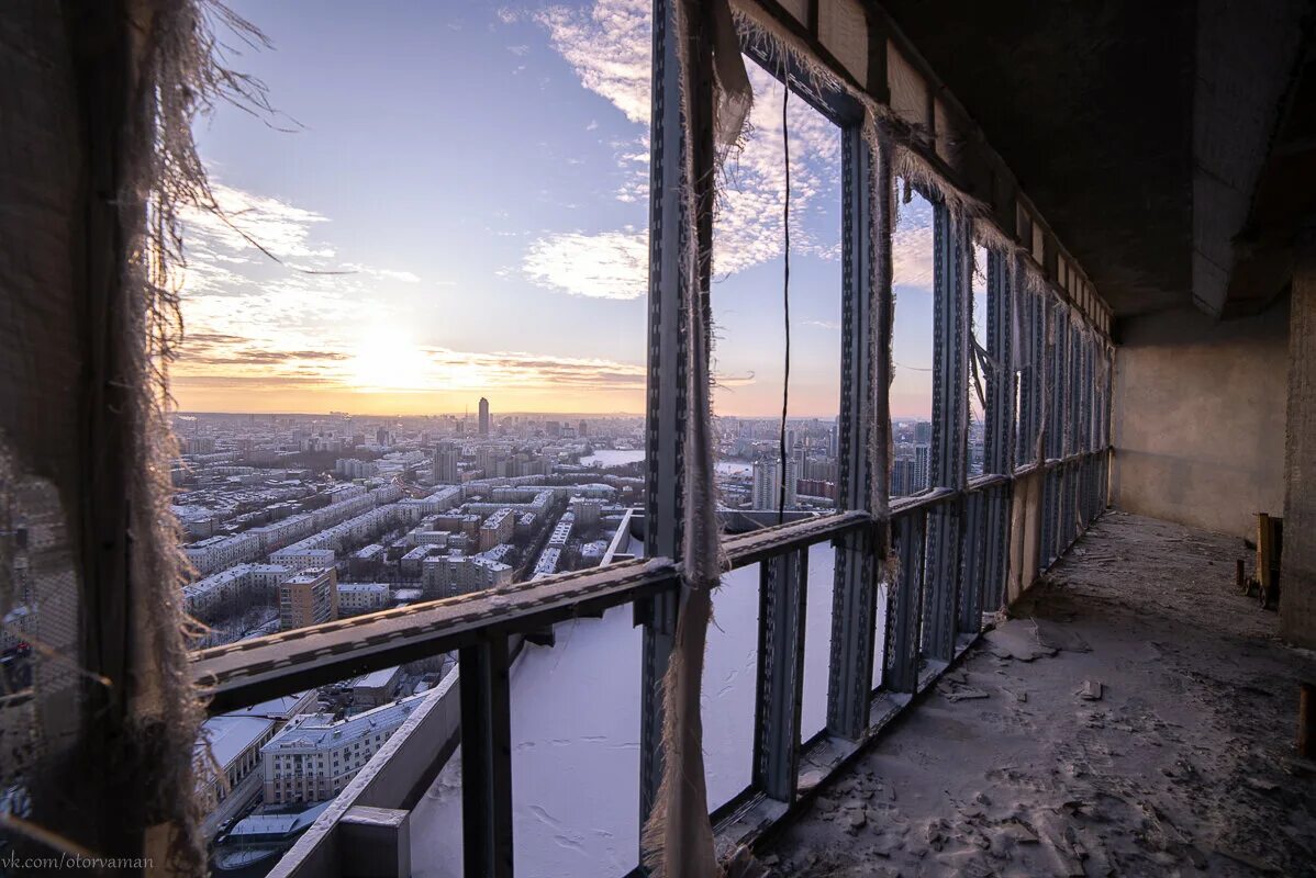 Заброшенный небоскреб. Заброшенный небоскреб в Екатеринбурге. Недострой изнутри. Недостроенная многоэтажка изнутри. Недостроенный небоскреб в Екатеринбурге внутри.