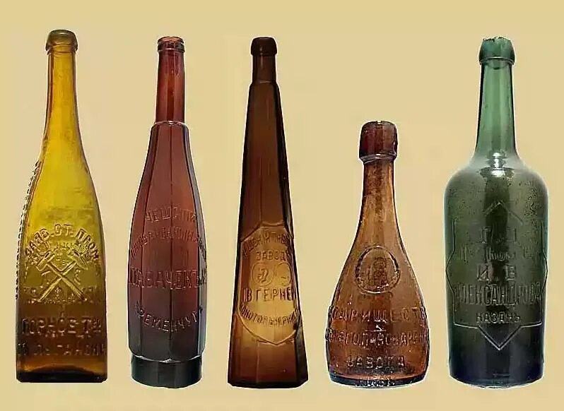 Старинные алкогольные напитки. Старинные бутылки. старинные винные бутылки. старинные пивные бутылки. бутылка необычной формы.