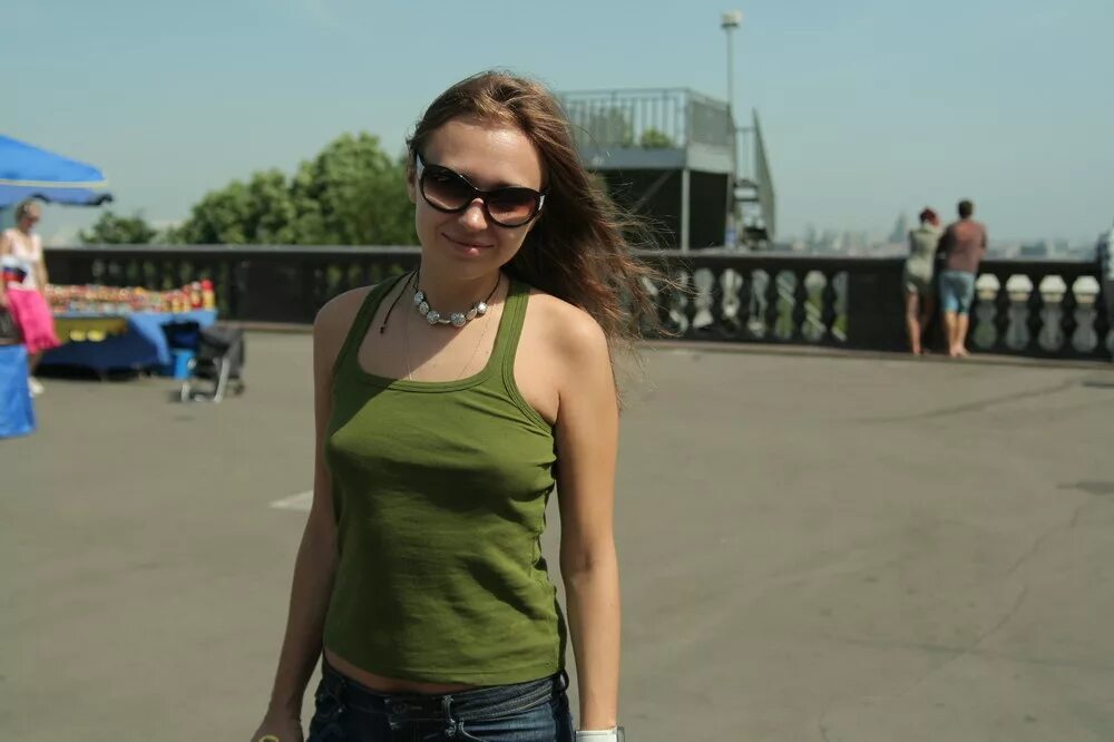 Узбекские женщины без бюстгальтера. Наталья красавина nata lee. Девушки в прозрачных майках. Девушка в майке без лифчика. Девушки без лифа на улице.