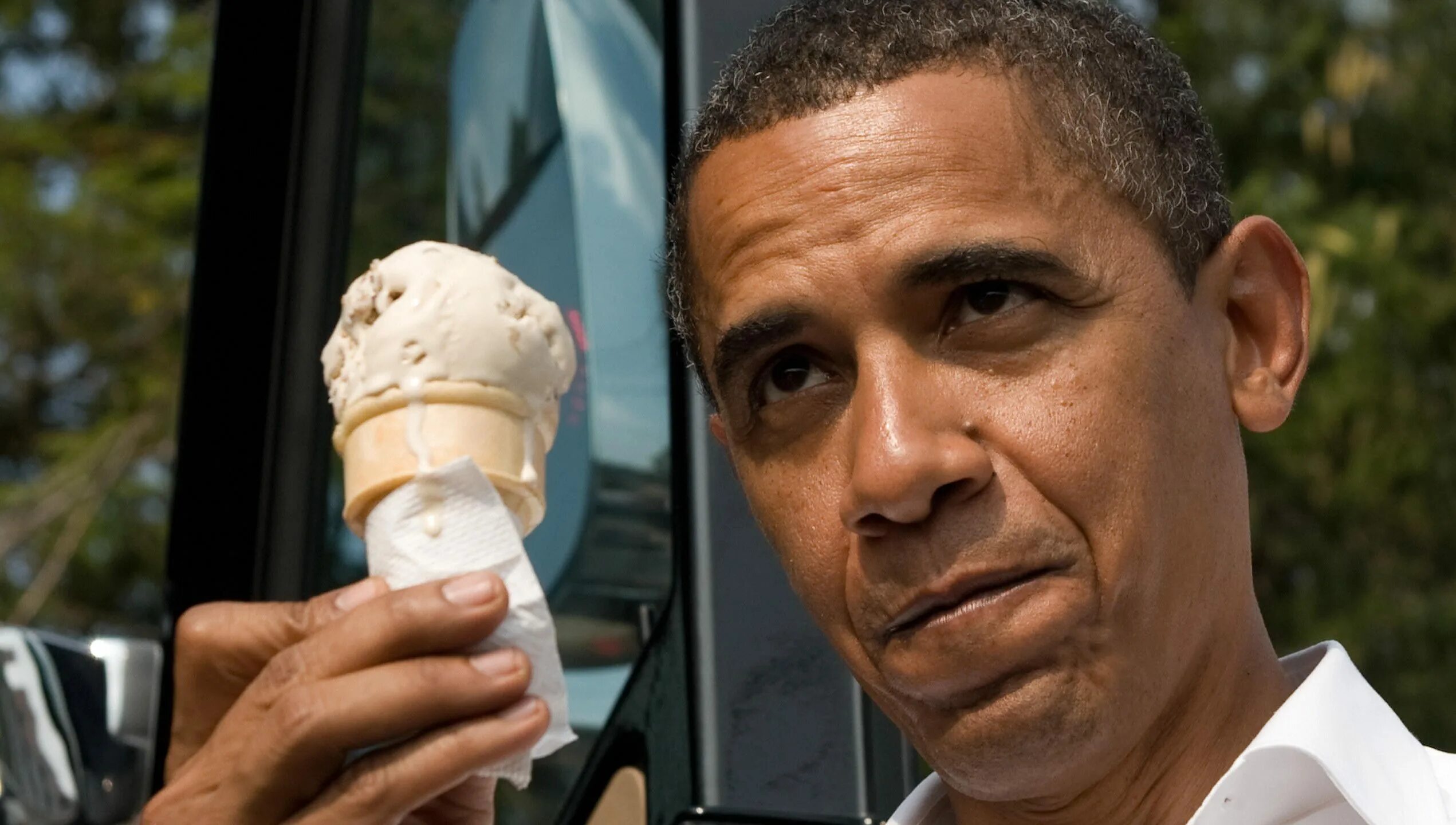 Барак обама ест. Негр ест мороженое. Барак обама кушает. Барак обама и бургеры. Барак обама кпоп.