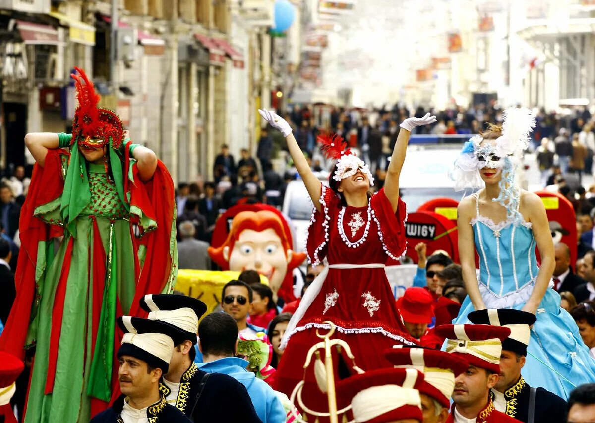 Festival тюльпанов стамбул. Стамбул фестиваль тюльпанов султанахмет. Фестиваль тюльпанов в стамбуле. Султанахмет стамбул тюльпаны. Парк эмирган фестиваль тюльпанов.