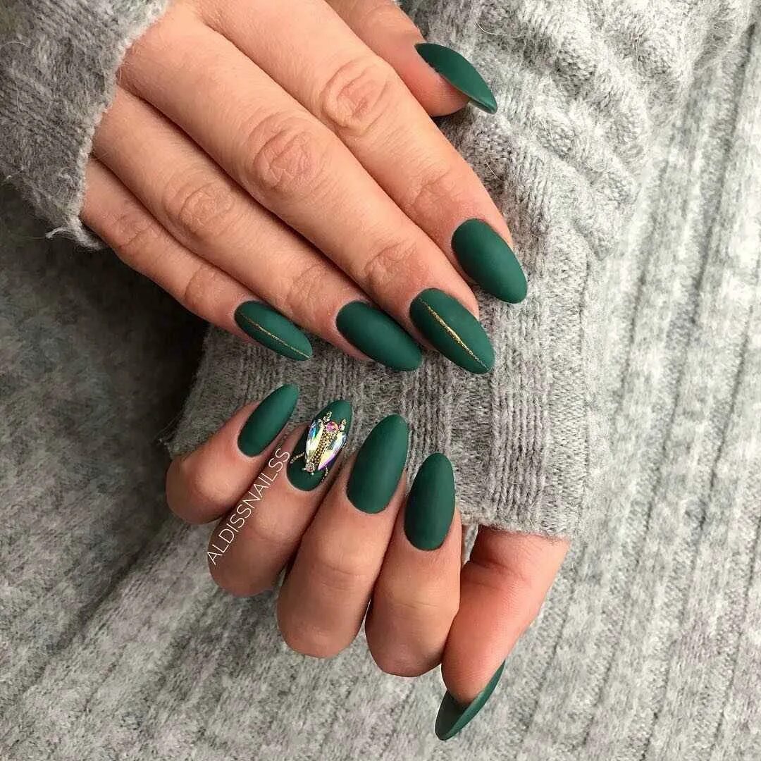 изумрудный кошачий глаз миндаль. маникюр зеленый. зелёный маникюр 2022 миндаль. маникюр 2023 зеленый изумрудный. изумрудного зеленый френч.