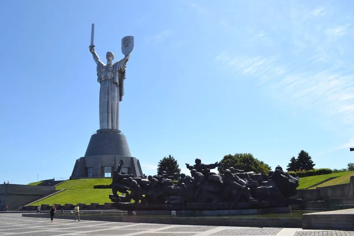 киев статуя родина – мать. национальный музей великой отечественной войны в киеве. мемориалы киева. мемориалы киева. мемориалы киева.