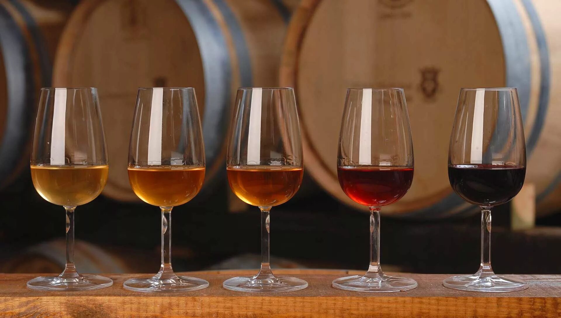 Портвейн с едой. Портвейн в лиссабоне. Портвейн porto bello. Закуска к портвейну. Бутылка с вином.