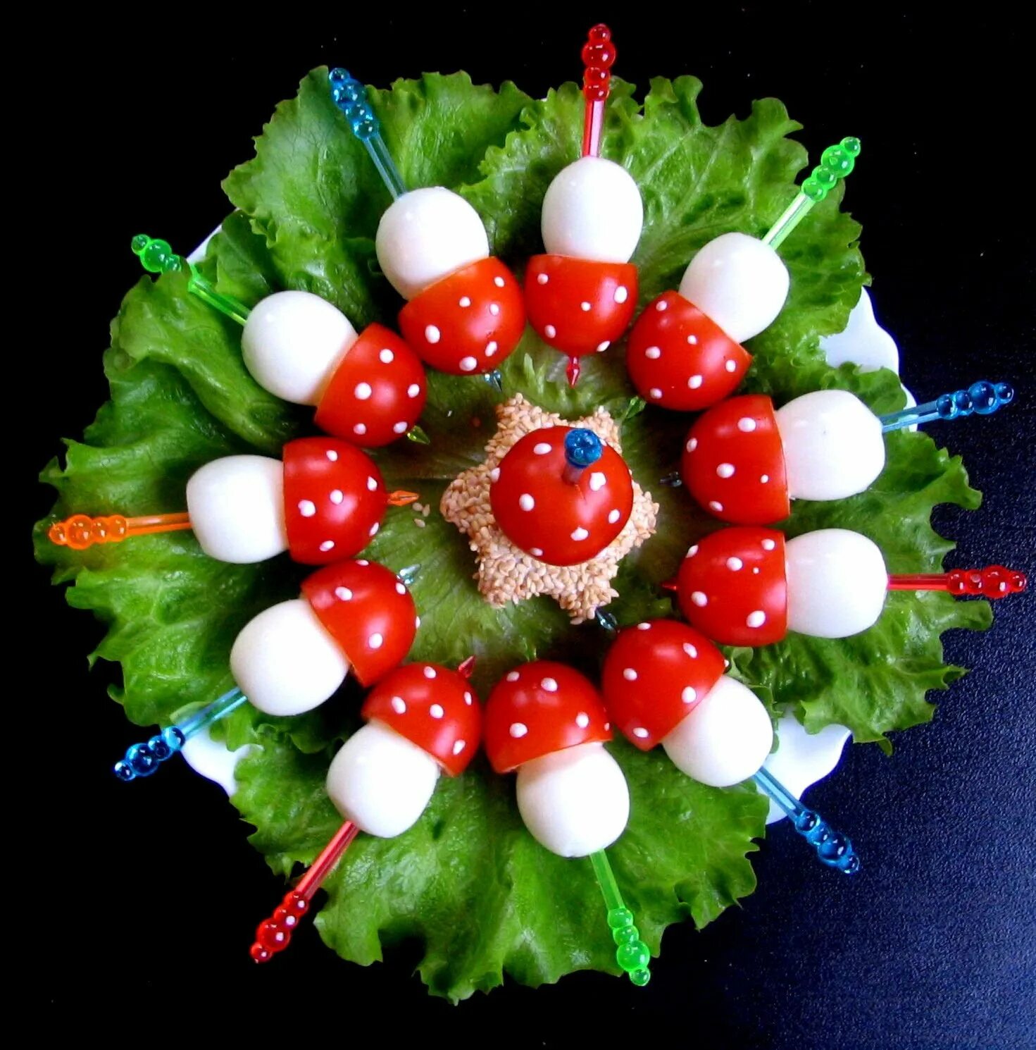 блюда на новогодний стол. украшение новогодних закусок. украшение блюд к новому году. фаршированные яйца дед мороз. украшение новогодних закусок.