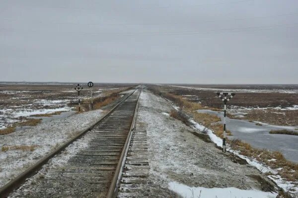 Дороги по тундре. Териберка дорога. Зимник чукотка. Дорога в тундре. Воркута тундра железная дорога.