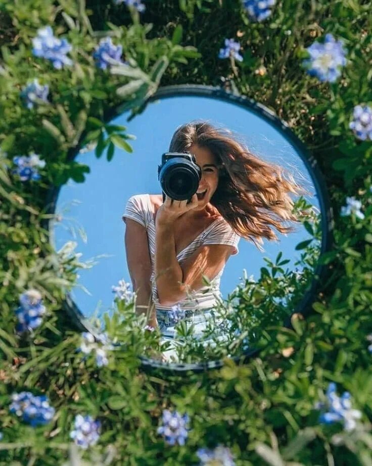 Цветы отражаются в зеркале. Фотосессия с зеркалом. Фотографии с зеркалом идеи. Идеи для фотосессии на природе. Идеи для фотосессии летом.