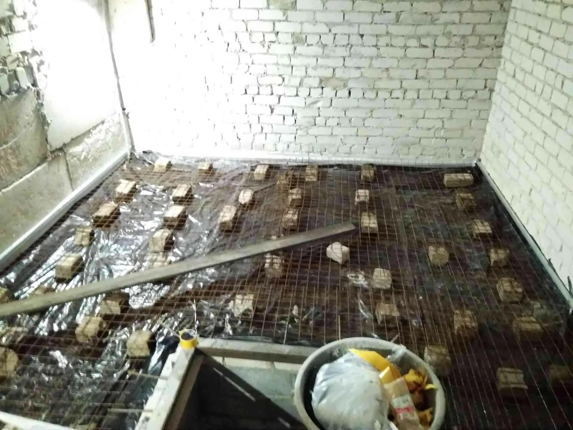 Металлический каркас для пола. Поднятие пола на балконе. Пол на балконе. Как поднять уровень пола. Лаги на бетонный пол на балконе.