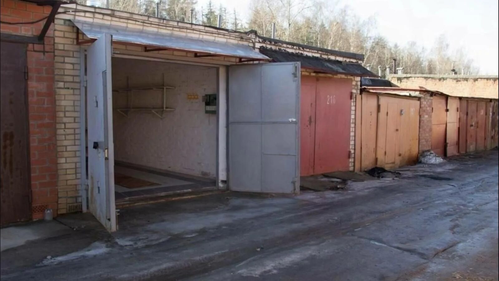 Гараж из сэндвич панелей ral 7024. Откатные ворота дорхан. Секционные ворота alutech. Гараж в гаражном кооперативе. Гараж из профлиста.