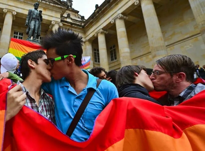 Лгбт эд. Лгбт флаг в киеве. Лгбт фото девушек. Гомосексуализм в германии. Лгбт q+ что это.