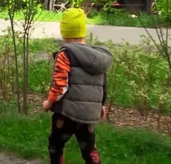 Ребенка выводят из детского сада