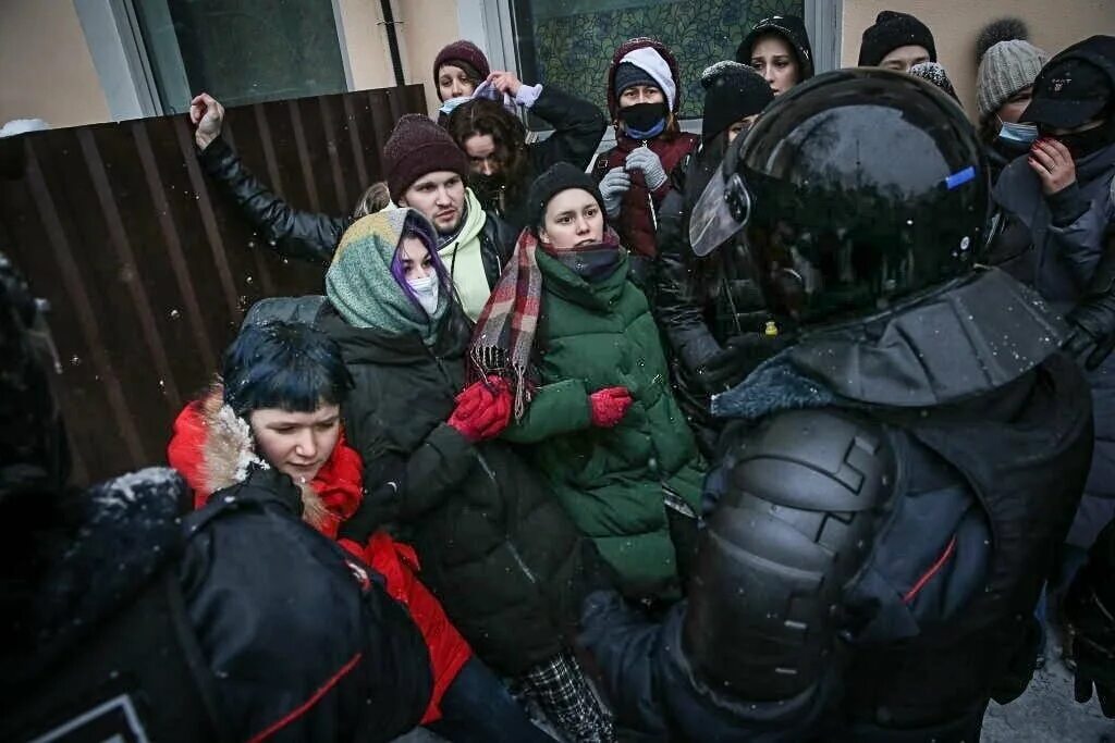 Девушка и протест. Люди на митинге. Силовики избили женщину. Митинг в Москве. Митинги в связи смертью навального