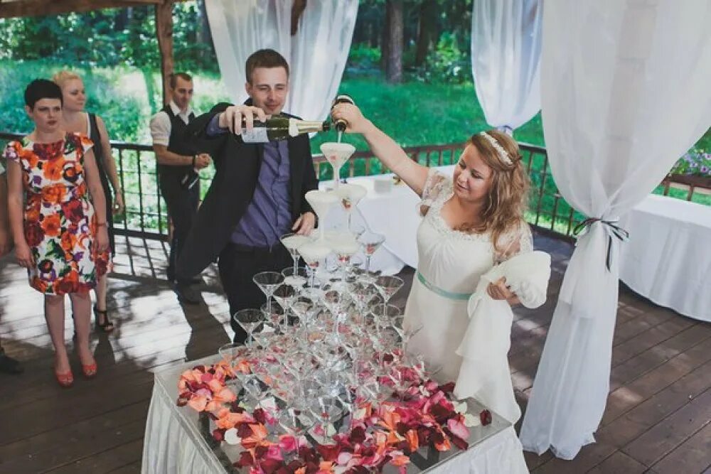 Украшение велком зоны на свадьбе. Великий новгород западный микрорайон. Свадебный стол с едой декор. Welcome зона на свадьбе. Свадебный стол с едой.