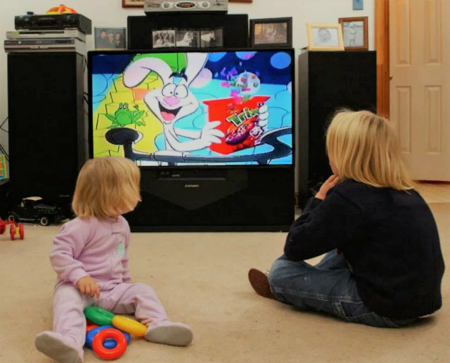 Kids watching tv. Телевизор для детей. Телевизор для дошкольников. Телевизор детский детский. Телевизор для детей настоящий.